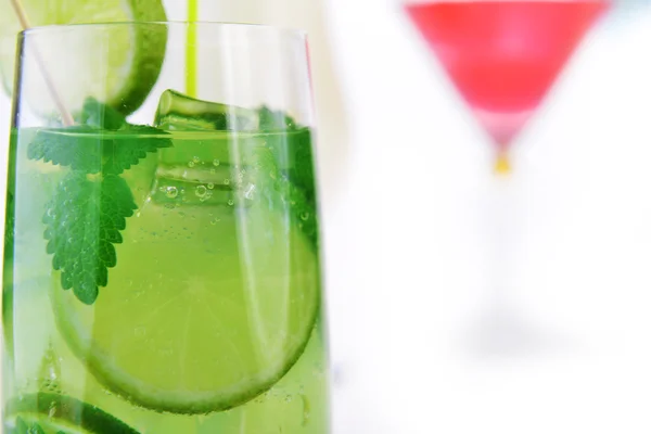 Cocktail ins Glas — Stockfoto