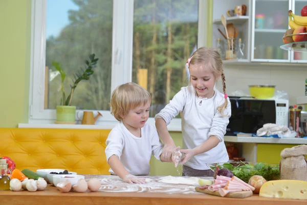 Children cooking pizza — Stock Photo, Image