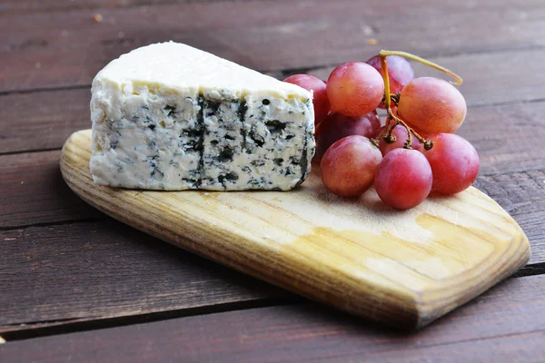 Queso y uvas rojas —  Fotos de Stock