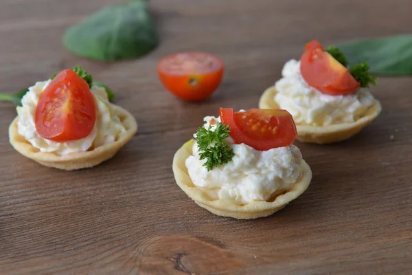 Tartlet se smetanou, rajčaty a koprem — Stock fotografie