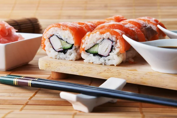 Sushi com salmão — Fotografia de Stock