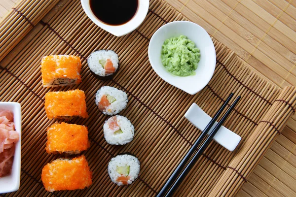 Deliciosos rolos de sushi — Fotografia de Stock