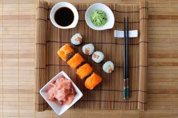 Deliciosos rolos de sushi — Fotografia de Stock