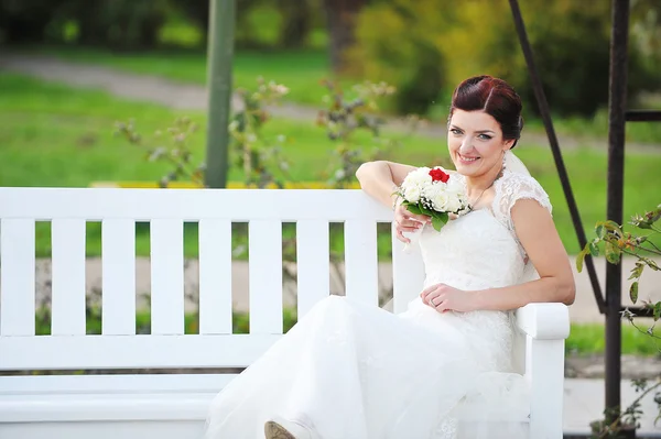 Noiva sentada no banco — Fotografia de Stock