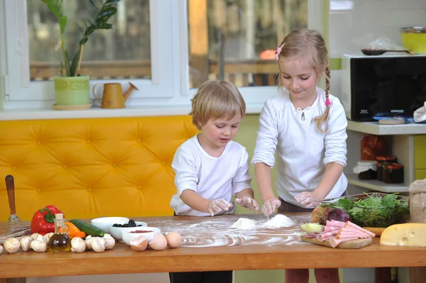 Broer en zus koken — Stockfoto