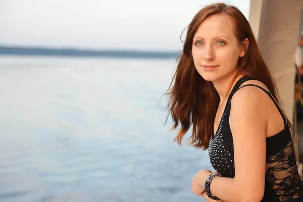 Vrouw op het dek van het cruiseschip — Stockfoto