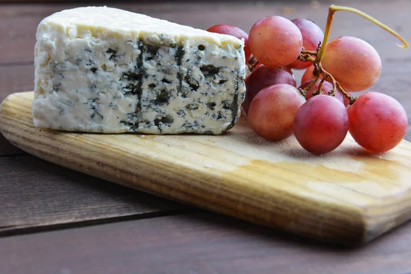 Cheese and red grapes — Stock Photo, Image