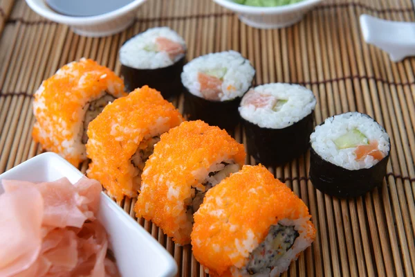 Deliciosos rolos de sushi — Fotografia de Stock