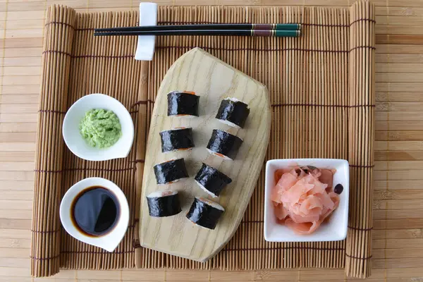 Köstliche Sushi-Brötchen — Stockfoto