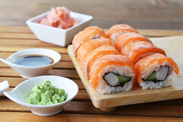 与三文鱼寿司 — 图库照片