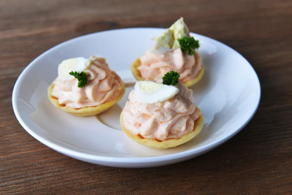 Tartlets with cream — Stock Photo, Image