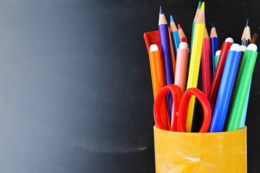 Okul malzemeleri tahtada.