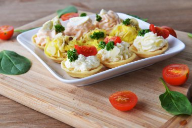 Tartlets krem ve dereotu ile