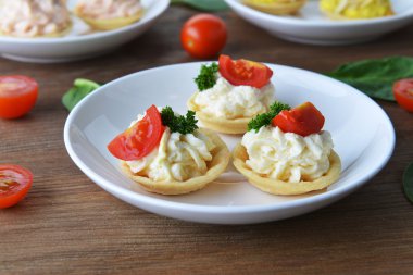 Tartlets krem ve dereotu ile
