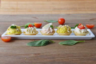 Tartlets krem ve dereotu ile