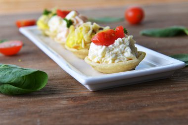 Tartlets krem ve dereotu ile