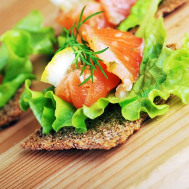 marul ile Somon parçaları