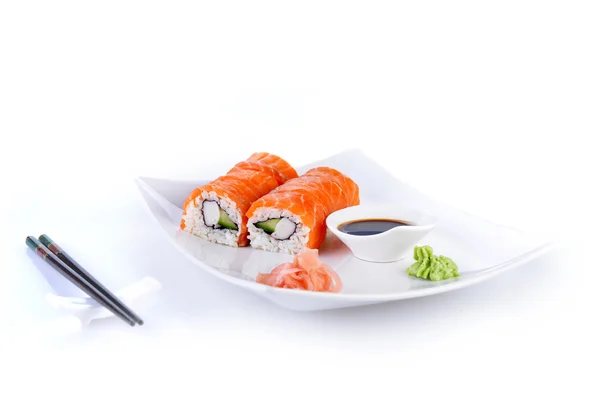 Sushi met zalm en avocado — Stockfoto