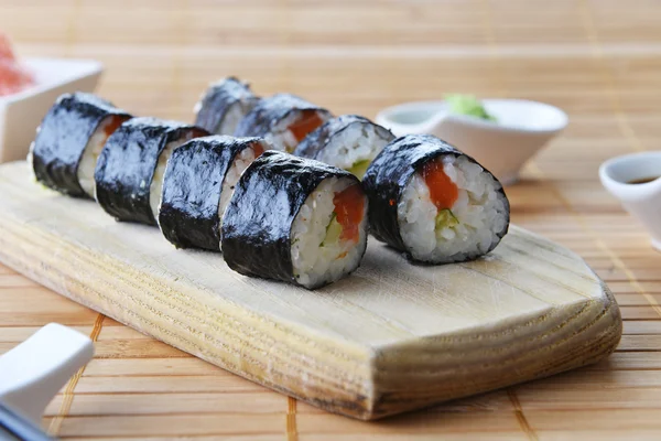 Deliziosi involtini di sushi — Foto Stock