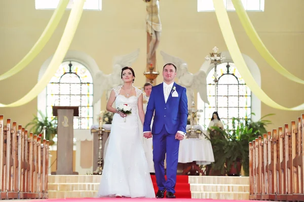 Ženich a nevěsta v kostele — Stock fotografie