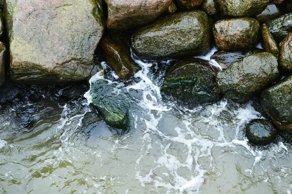 Камни на берегу реки — стоковое фото