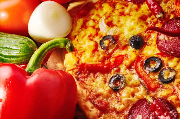 Pizza com queijo derretido — Fotografia de Stock