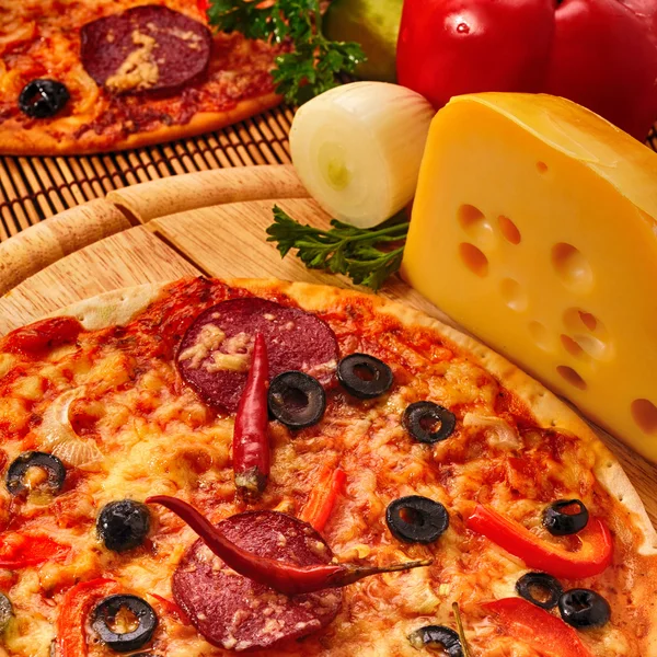 Välsmakande pizza på tallrik — Stockfoto