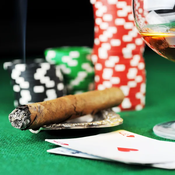 Cigarro y naipes — Foto de Stock