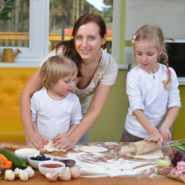 Mother with children prepare dough — Stock Photo, Image