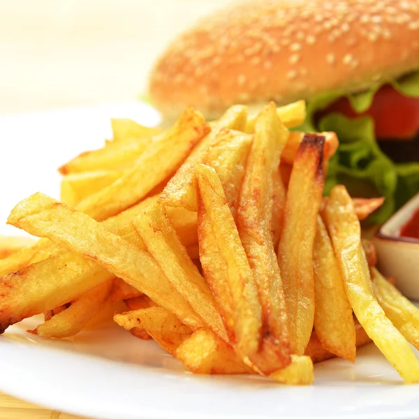 Hambúrguer saboroso com batatas fritas — Fotografia de Stock