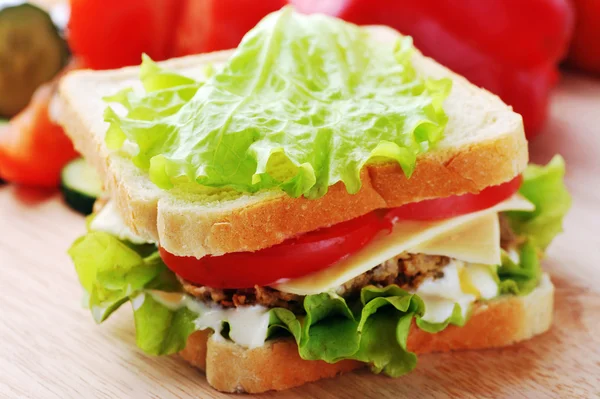 Szelet és zöldség szendvicset — Stock Fotó