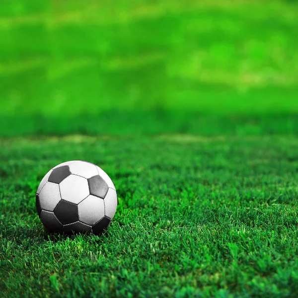 Pelota de fútbol en el césped — Foto de Stock