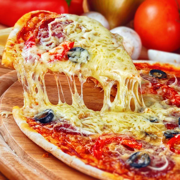 Pizza appena sfornata — Foto Stock