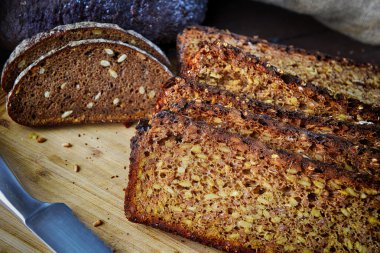 Dilimlenmiş ekmek kesme tahtası üzerinde