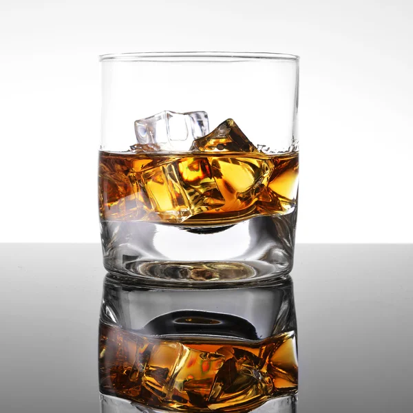 Whisky mit Eis im Glas — Stockfoto