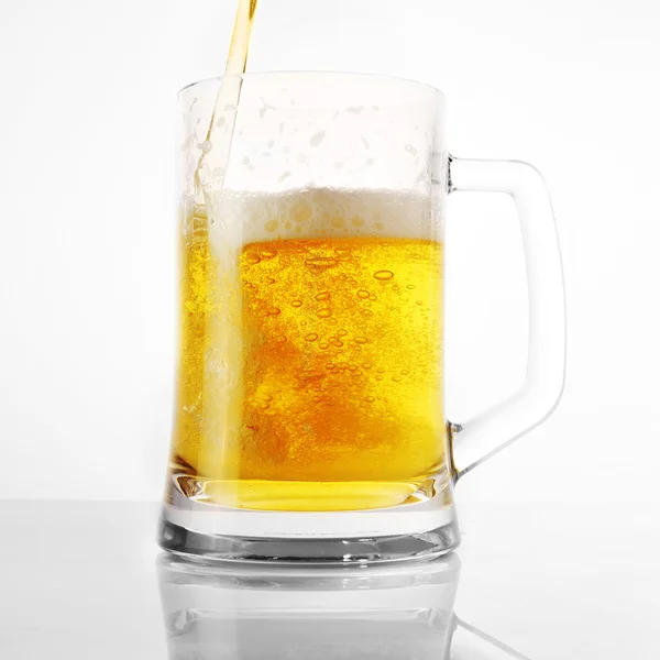 Cerveza fresca en vaso — Foto de Stock