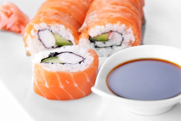 Rollos de sushi con salmón —  Fotos de Stock
