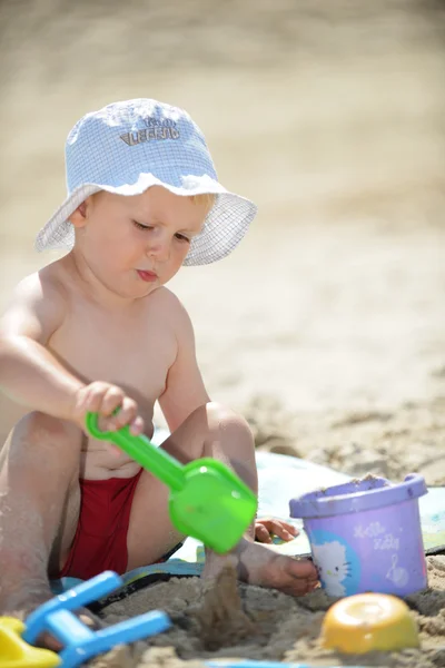 Kleine jongen op strand — Stockfoto