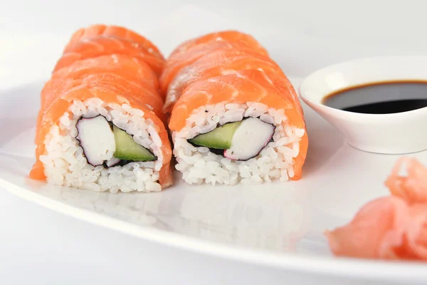 Rotoli di sushi con salmone — Foto Stock