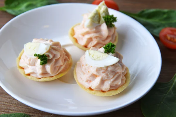 Tartlets with cream — Stock Photo, Image