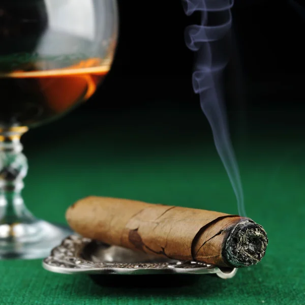 Cigarros y bebidas alcohólicas —  Fotos de Stock