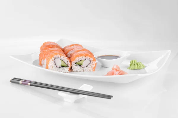 Rolos de sushi com salmão — Fotografia de Stock