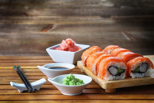 Rolos de sushi com salmão — Fotografia de Stock