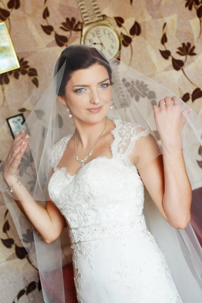 Schöne Braut im Kleid — Stockfoto