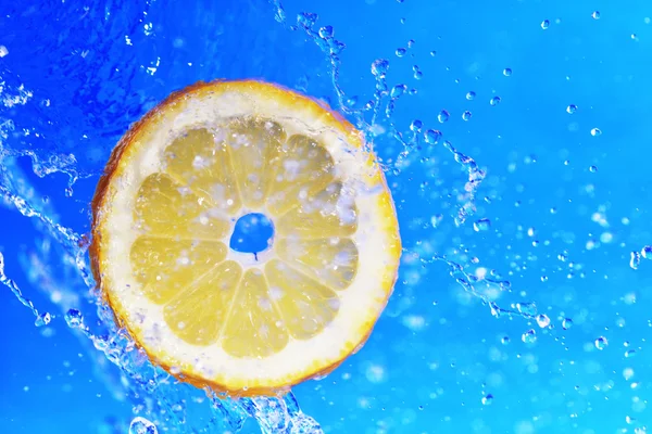 Tranche de citron dans l'eau — Photo