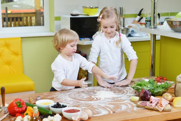 Brother and sister cooking  pizza — Stock Photo, Image