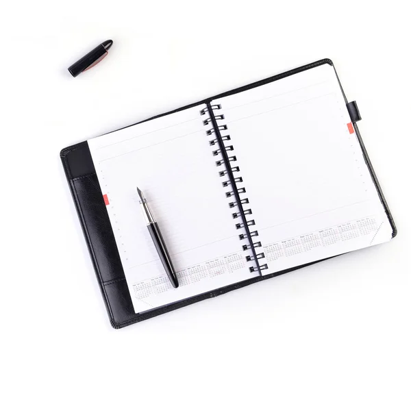 Caderno aberto e caneta preta — Fotografia de Stock