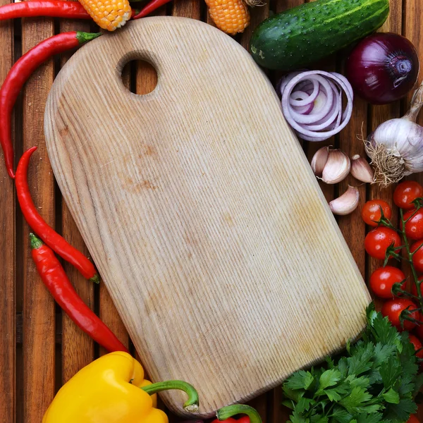 Fresh vegetables and cutting board — Stock Photo, Image