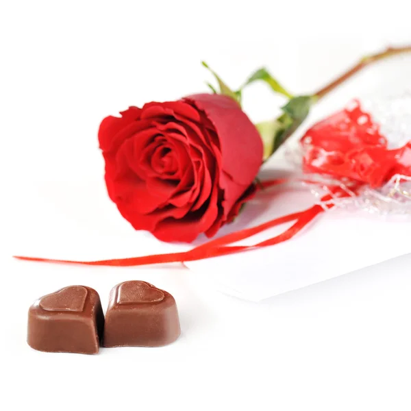 Róża, czekolady i list — Zdjęcie stockowe