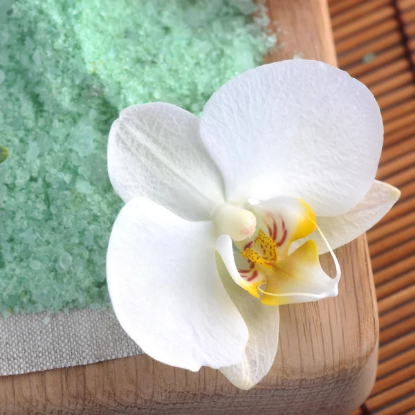 Grünes Meersalz zum Baden mit Orchidee — Stockfoto